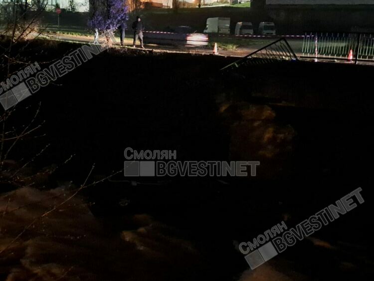 Кола с петима пътници падна в река Черна в Смолян – по чудо няма жертви