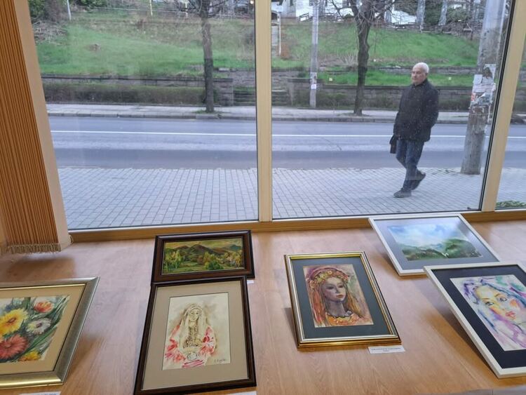 Традиционната Великденска изложба в КДК привлече ценители на изкуството в Смолян 