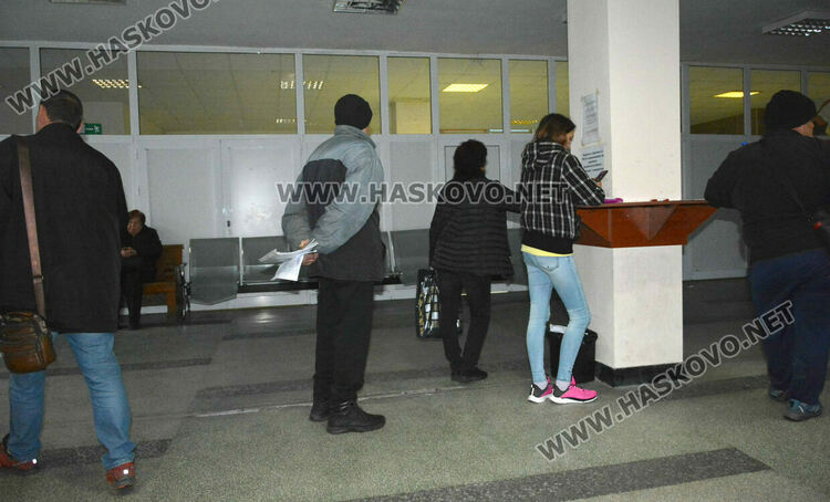 Среднощните бдения пред ТЕЛК Хасково изчезнаха, но пак се чака много 