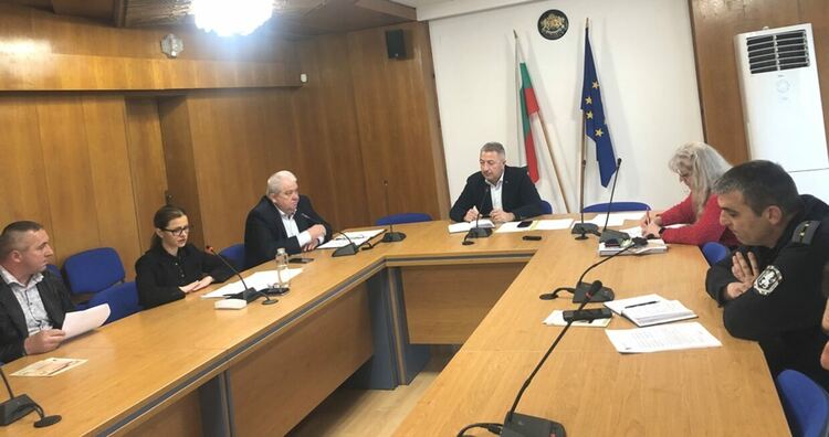 Заради опасността от птичи грип: Забраниха отглеждането на домашни птици на открито