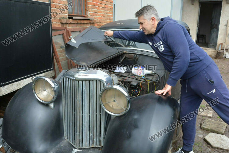 Охрана на „Гучи“ реставрира ягуари в Тракиец