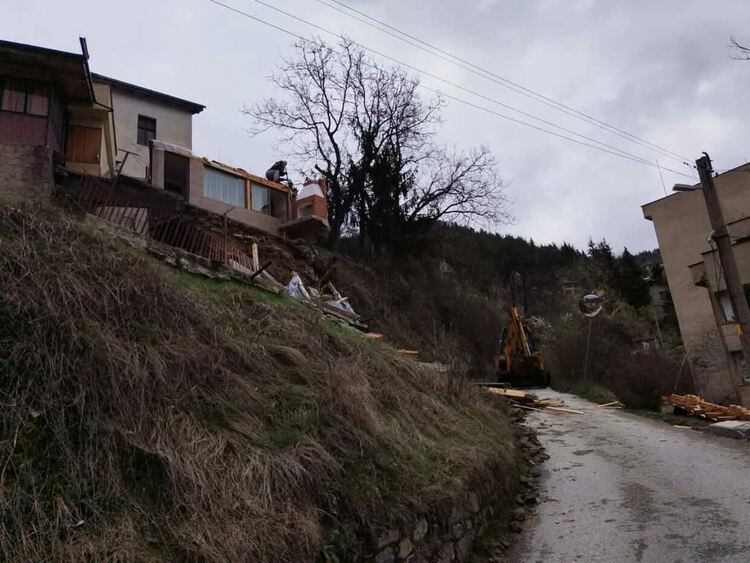 Свлачище застраши основен път и постройки в с. Петково – започва кампания за изграждане на нова укрепителна стена