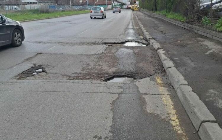 Искат оставката на директора на АПИ