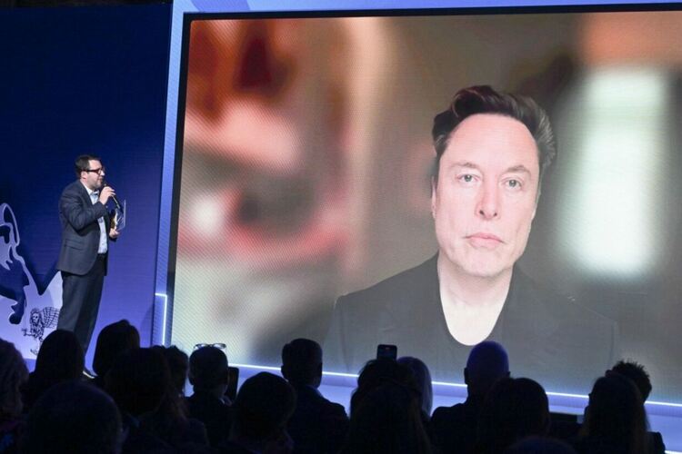 Американският милиардер Илон Мъск разговаря чрез видеовръзка с Матео Салвини по време на федералния конгрес на партията му "Лига“ във Флоренция, Италия, 05 април 2025 г. ЕПА/БГНЕС