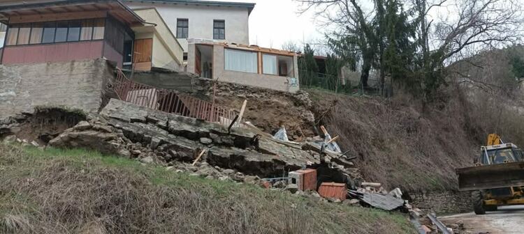 Свлачище застраши основен път и постройки в с. Петково – започва кампания за изграждане на нова укрепителна стена