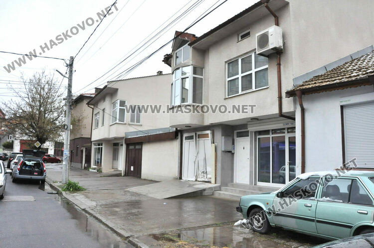 Хасковлийка с „Тойота“ се заби в къща на съседи, разби гараж и кола