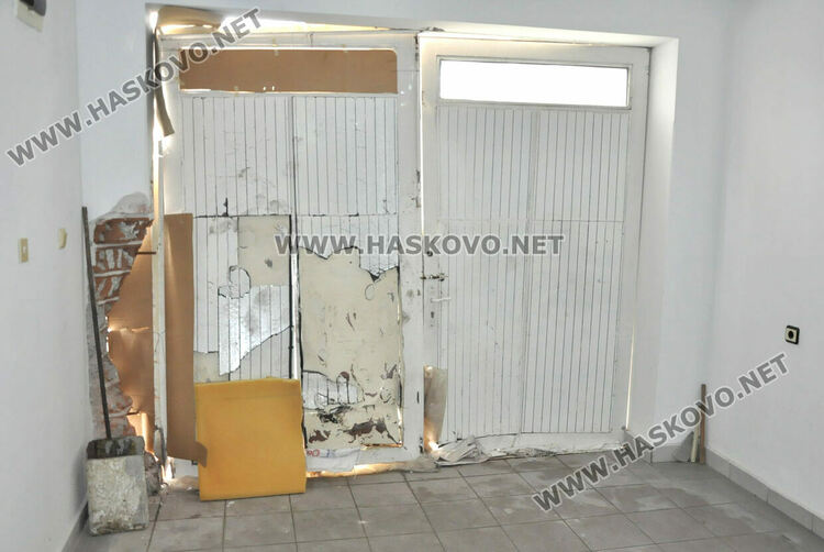 Хасковлийка с „Тойота“ се заби в къща на съседи, разби гараж и кола