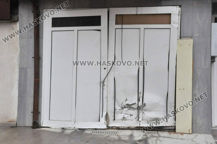 Хасковлийка с „Тойота“ се заби в къща на съседи, разби гараж и кола