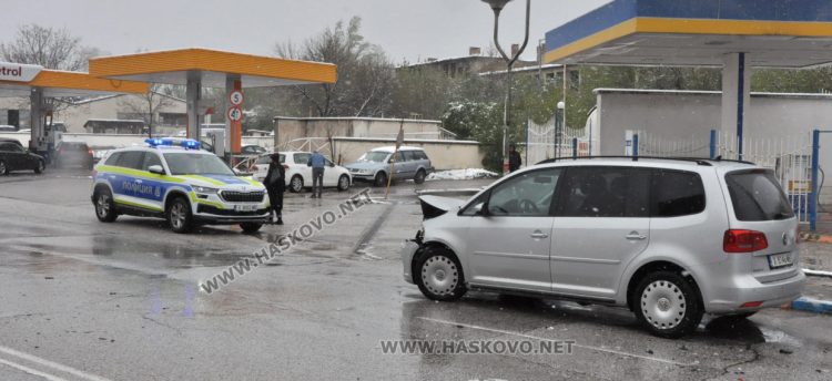 Два „Фолксваген“-а се удариха на ул. „Дунав“ в Хасково
