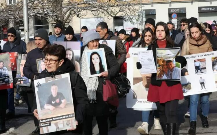 Протестиращите носят снимки на свои близки, загинали при катастрофи и плакати с надпис: „Сияна заслужава живот, не тишина“, „Съдебната система в България: враг на жертвите, защитник на убийците“ и „Максимална присъда за пияните, дрогирани и нагли пътни убийци“.