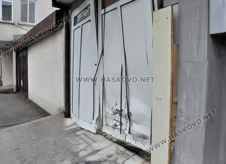 Хасковлийка с „Тойота“ се заби в къща на съседи, разби гараж и кола