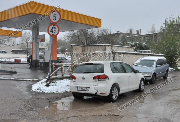 Два „Фолксваген“-а се удариха на ул. „Дунав“ в Хасково