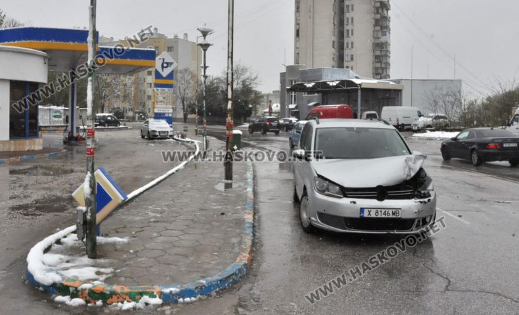 Два „Фолксваген“-а се удариха на ул. „Дунав“ в Хасково
