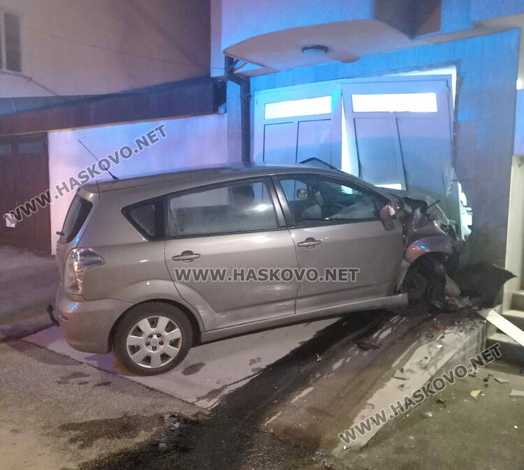 Хасковлийка с „Тойота“ се заби в къща на съседи, разби гараж и кола