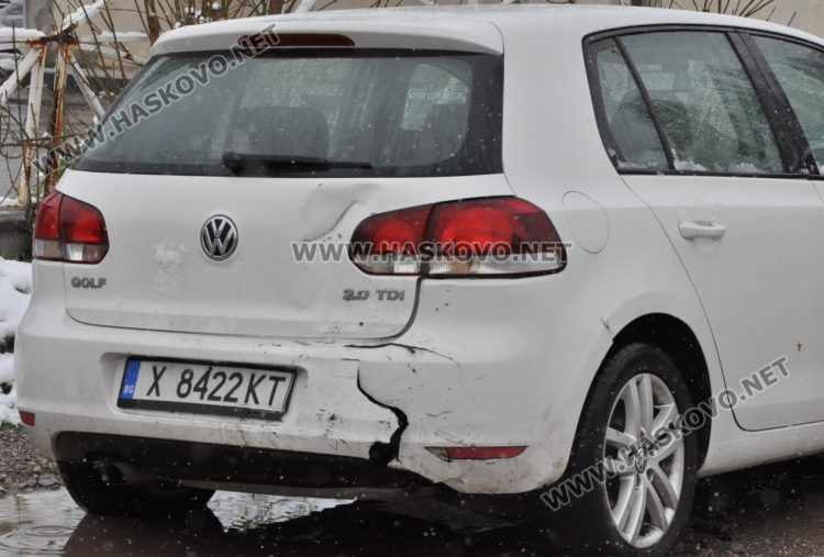 Два „Фолксваген“-а се удариха на ул. „Дунав“ в Хасково