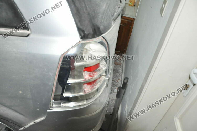 Хасковлийка с „Тойота“ се заби в къща на съседи, разби гараж и кола