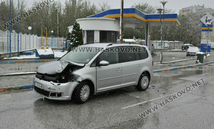 Два „Фолксваген“-а се удариха на ул. „Дунав“ в Хасково
