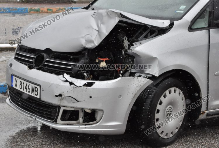 Два „Фолксваген“-а се удариха на ул. „Дунав“ в Хасково