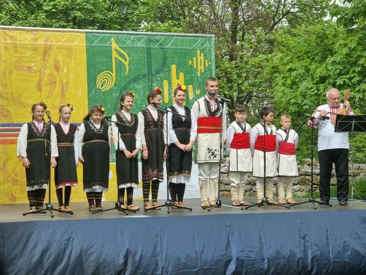 Трето издание на конкурса за традиционно песенно и музикално творчество „Гласове и мелодии от Пернишко“ организират на 1 май