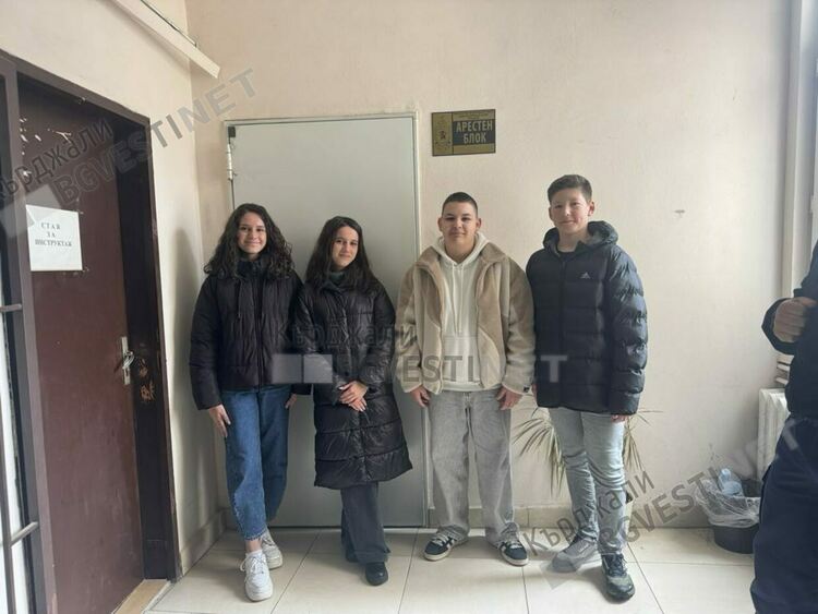 Ученици от Езиковата гимназия се превъплатиха в ролята на пожарникари