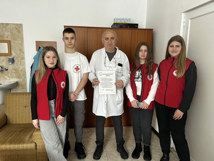 Доброволците от клубовете на БМЧК  заляха с цветя здравните работници в Смолянска област