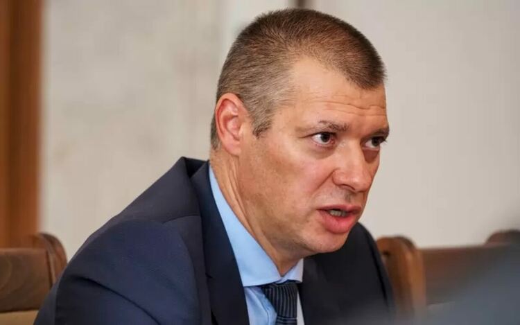 Антон Славчев не е избиран за титулярен председател на КПКОНПИ, но пък вече година и половина ръководи двете комисии, на които мегаорганът беше разделен.