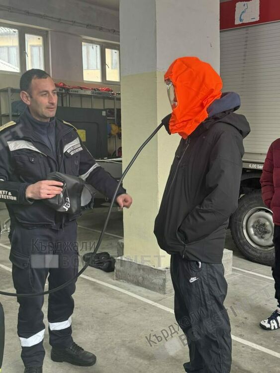 Ученици от Езиковата гимназия се превъплатиха в ролята на пожарникари