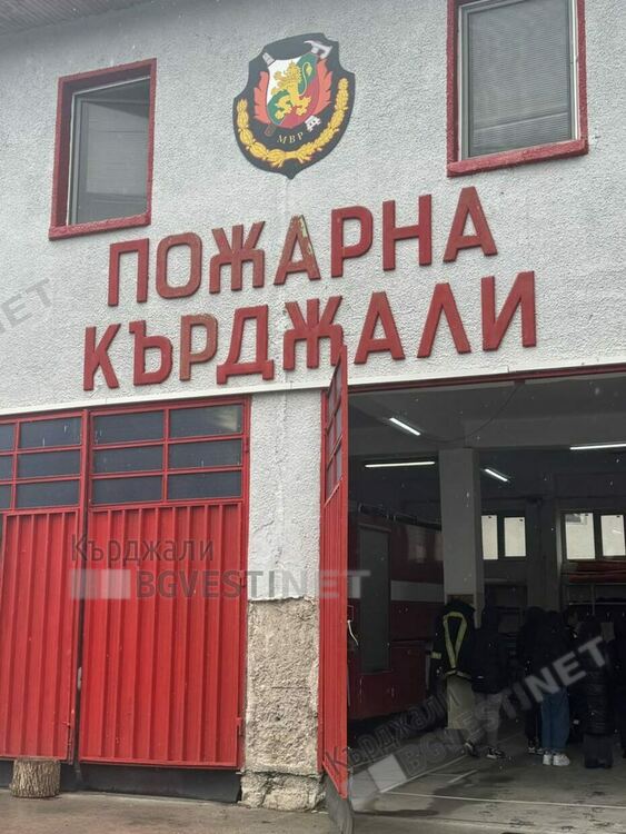 Ученици от Езиковата гимназия се превъплатиха в ролята на пожарникари