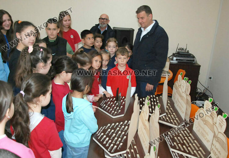 Инициативата „В час без телефон“ стартира от училище „Васил Левски“