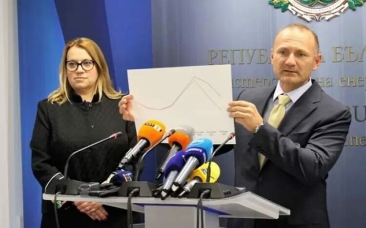 Деница Златева и Росен Христов не се явиха на парламентарното изслушване за договорките с турската „Боташ“. Депутатите решиха да ги изчакат да дойдат - друг път.