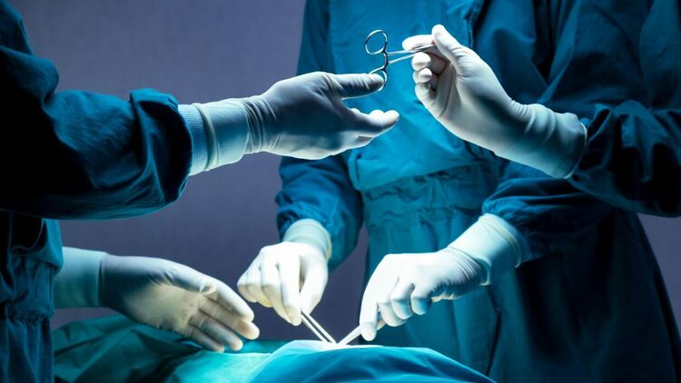 Падналият от 4-тия ет. ученик е с тежки травми на гръбнака и краката, оперират го спешно