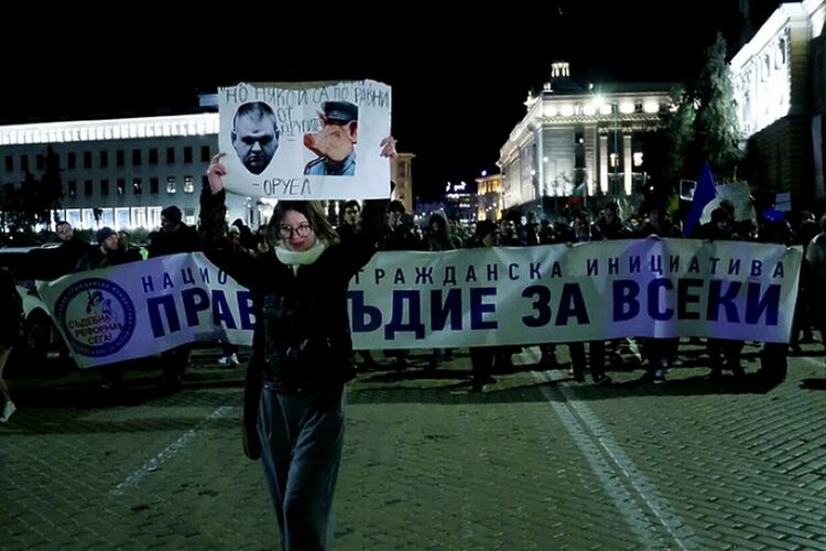 Няма юмрук. Има "Шиши вън" и "Тук не е Москва". Едновременно