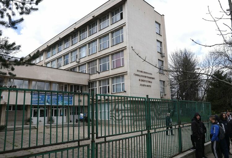 Падналият от 4-тия ет. ученик е с тежки травми на гръбнака и краката, оперират го спешно