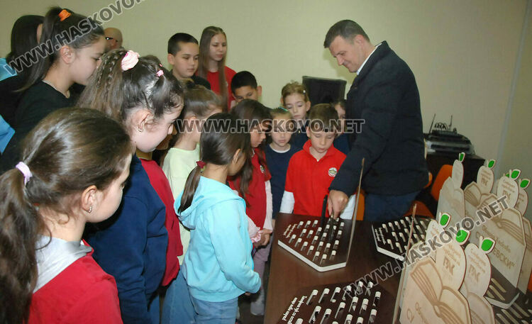 Инициативата „В час без телефон“ стартира от училище „Васил Левски“