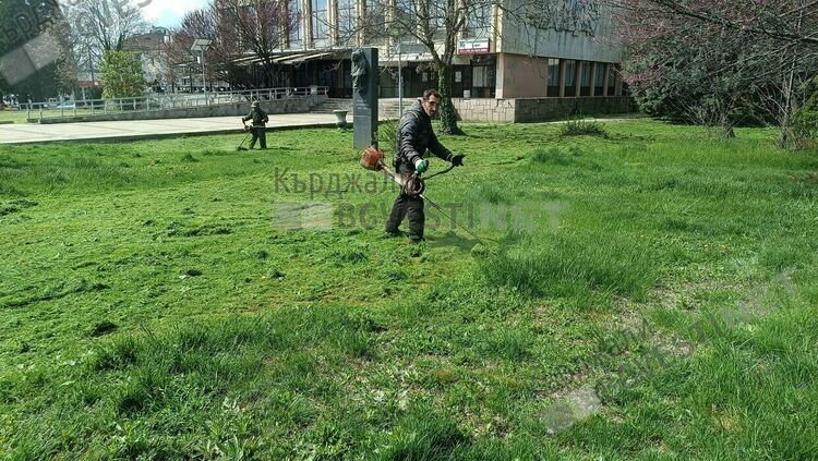 Подготвят Кърджали за пръскане срещу кърлежи, косят тревните площи в центъра на града