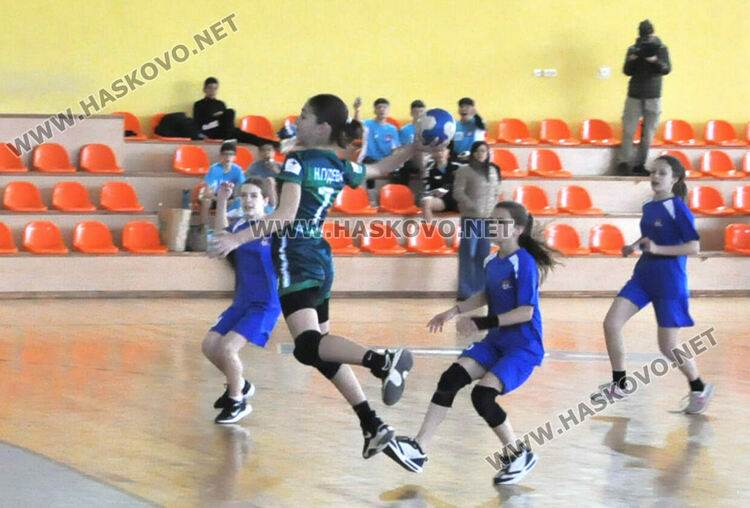 Победи за отборите на Хасково и Свиленград на ученическото първенство по хандбал