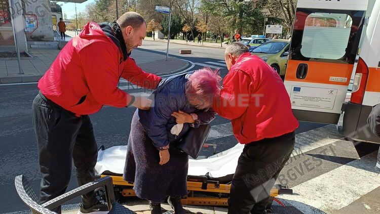 „Мерцедес“ удари възрастна жена на пешеходна пътека до Пощата в Кърджали преди минути, откараха я в болницата с травми/снимки/