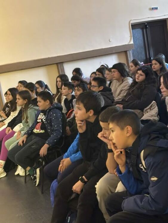 На сцената на Младежкия дом в Радомир се проведе театралната постановка „Спасителят“