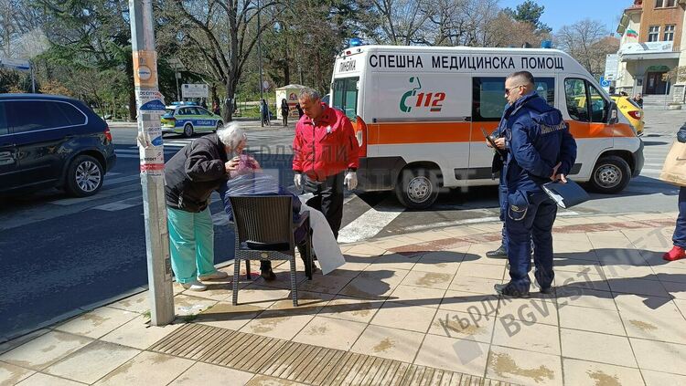 „Мерцедес“ удари възрастна жена на пешеходна пътека до Пощата в Кърджали преди минути, откараха я в болницата с травми/снимки/