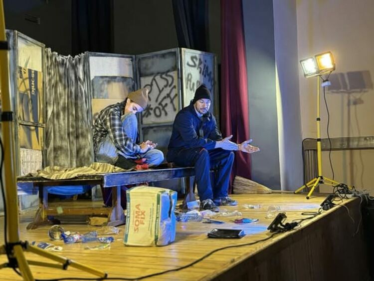 На сцената на Младежкия дом в Радомир се проведе театралната постановка „Спасителят“