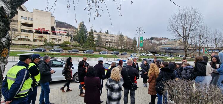 Десетокласници от Смолян влязоха в ролята на пътни полицаи в реалистична симулация на пътен казус 