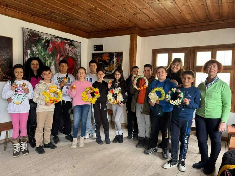 Малките творци на Смолян сгряха Великден с ръчно изработена украса