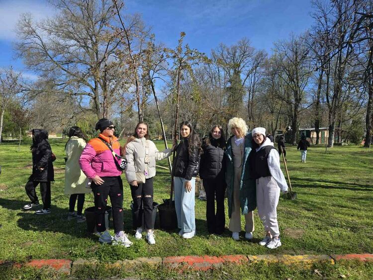 Ученици от ПГЛП Хасково с първи места за арт прическа, грим и картина във фестивала „Сърце в зелено“ 