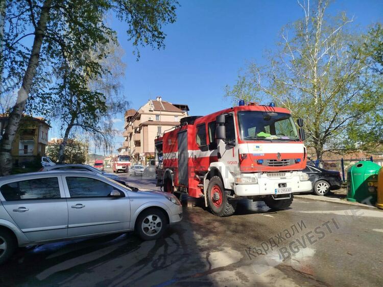 Газова бутилка гръмна тази сутрин в апартамент в кв.”Веселчане” в Кърджали,  възрастна жена оцеля/снимки/