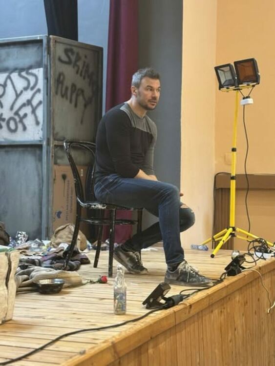 На сцената на Младежкия дом в Радомир се проведе театралната постановка „Спасителят“