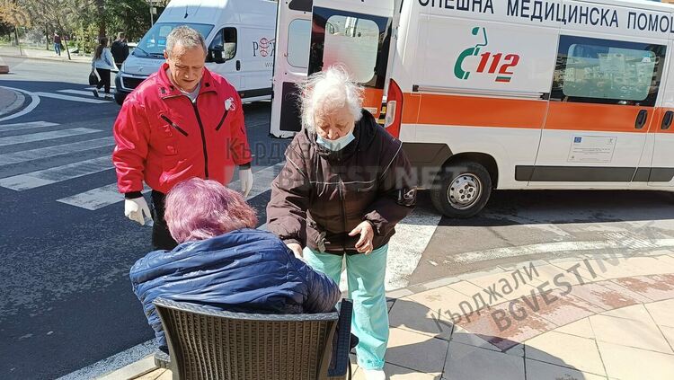 „Мерцедес“ удари възрастна жена на пешеходна пътека до Пощата в Кърджали преди минути, откараха я в болницата с травми/снимки/