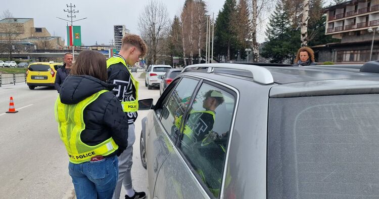 Десетокласници от Смолян влязоха в ролята на пътни полицаи в реалистична симулация на пътен казус 