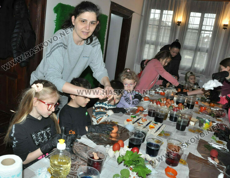 Деца усвоиха старинни техники за боядисване на яйца в Шишмановата къща