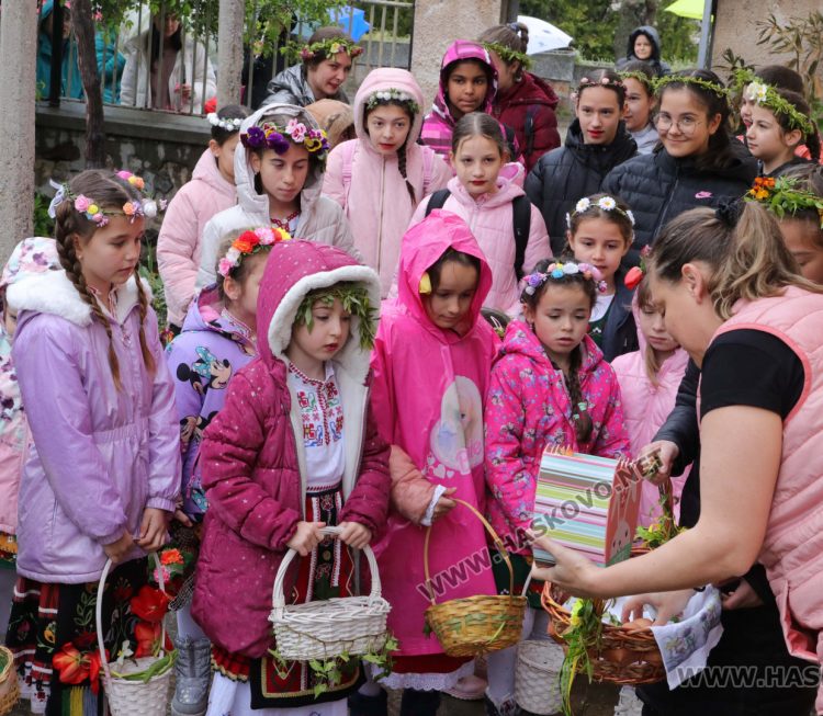 В Минерални бани посрещнаха лазарки за здраве, късмет и берекет
