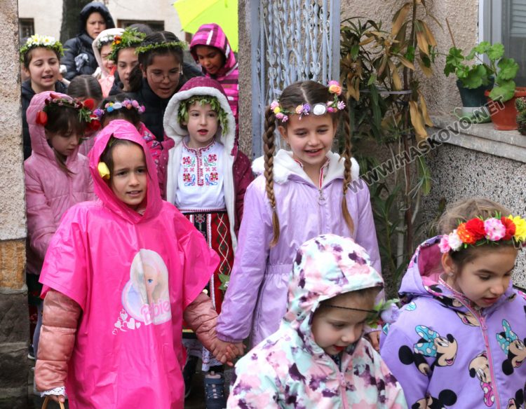 В Минерални бани посрещнаха лазарки за здраве, късмет и берекет